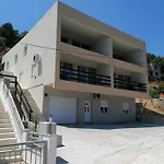 Bella 1 *